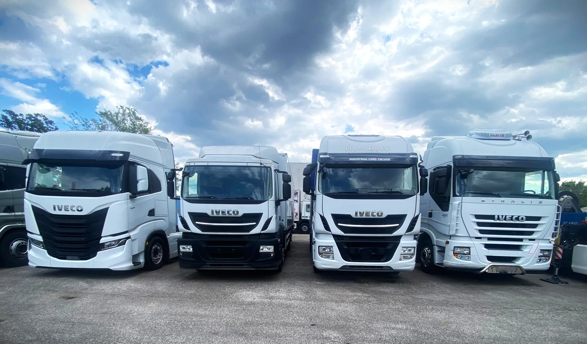 Quattro motrici IVECO bianche allineate nel piazzale Zanette Occasioni a San Fior