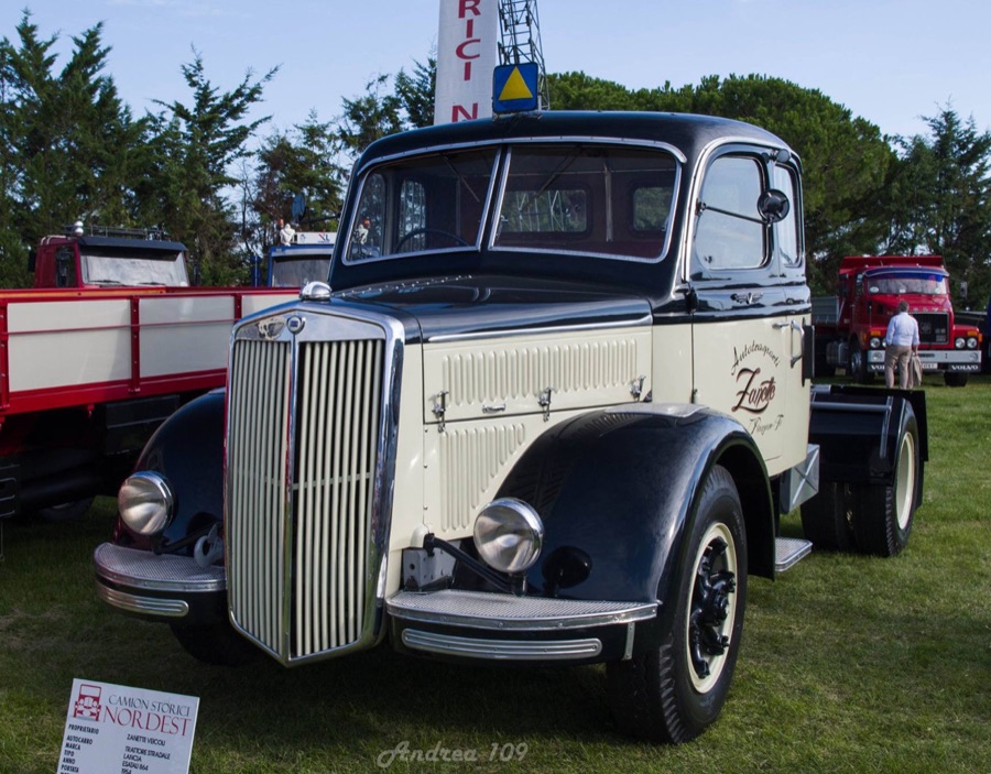 Camion Lancia d'epoca restaurato con livrea Zanette a un raduno di camion storici
