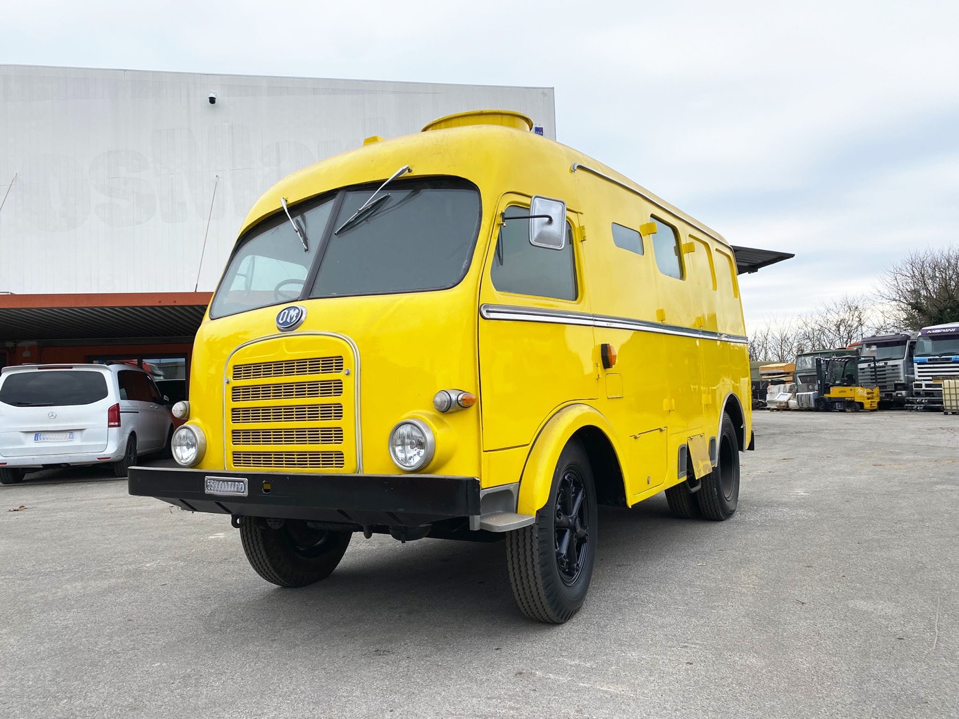 Furgone OM d'epoca restaurato, giallo originale, nel piazzale Zanette Occasioni a San Fior