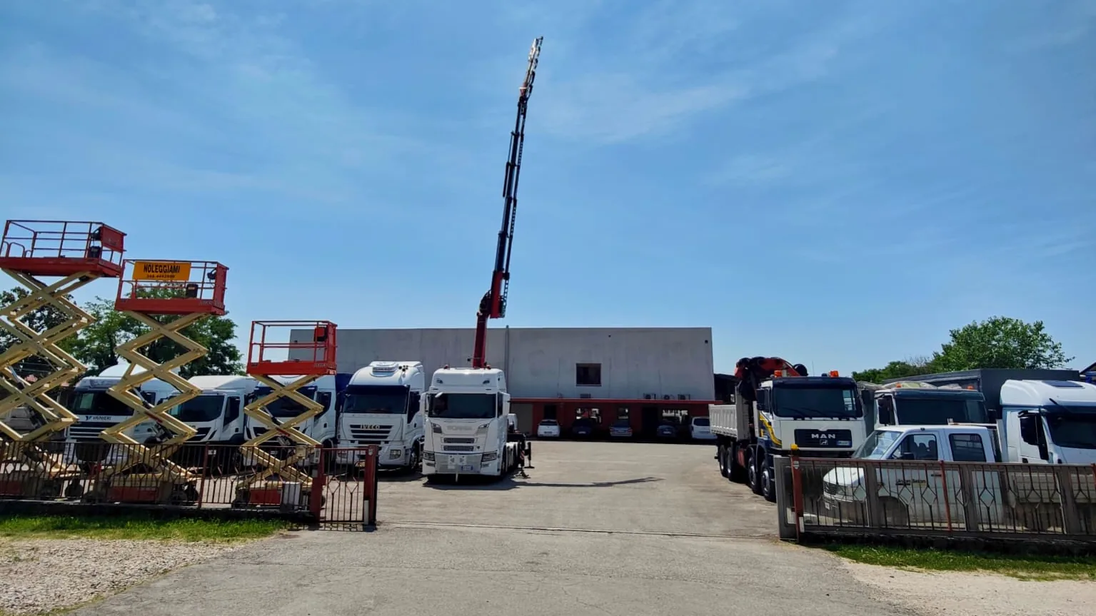 Il piazzale Zanette Occasioni di Via Europa 160 a San Fior (TV): autogru, motrici e sollevatori davanti al capannone con officina