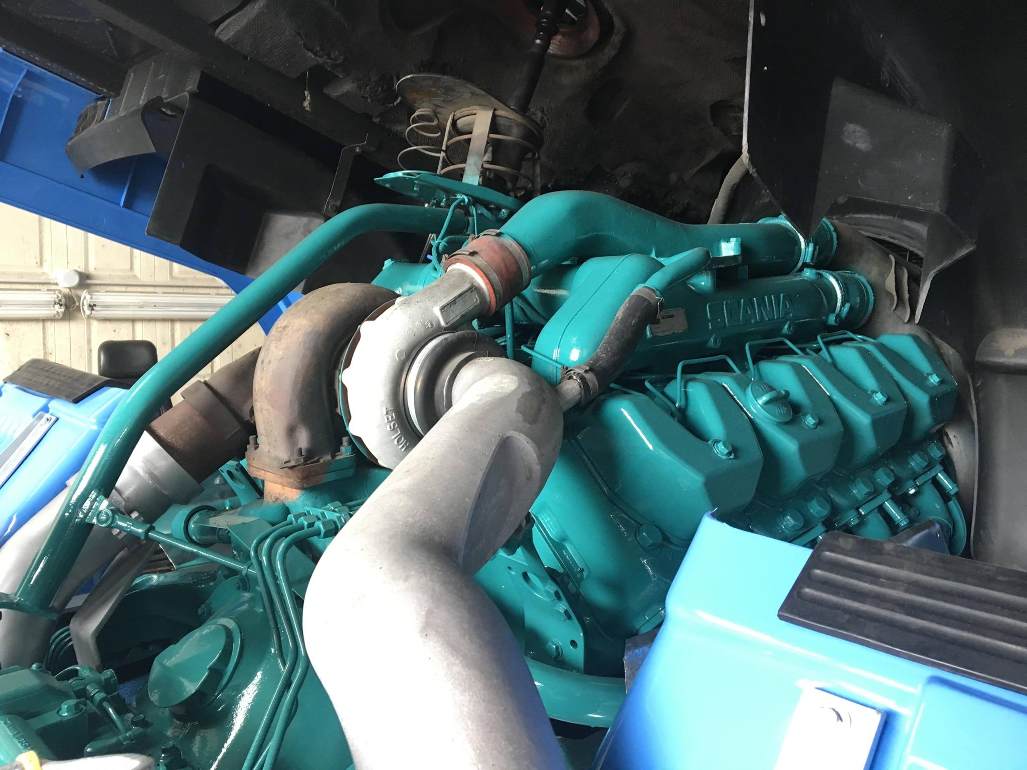 Motore Scania V8 di un camion d'epoca riverniciato nel colore verde originale