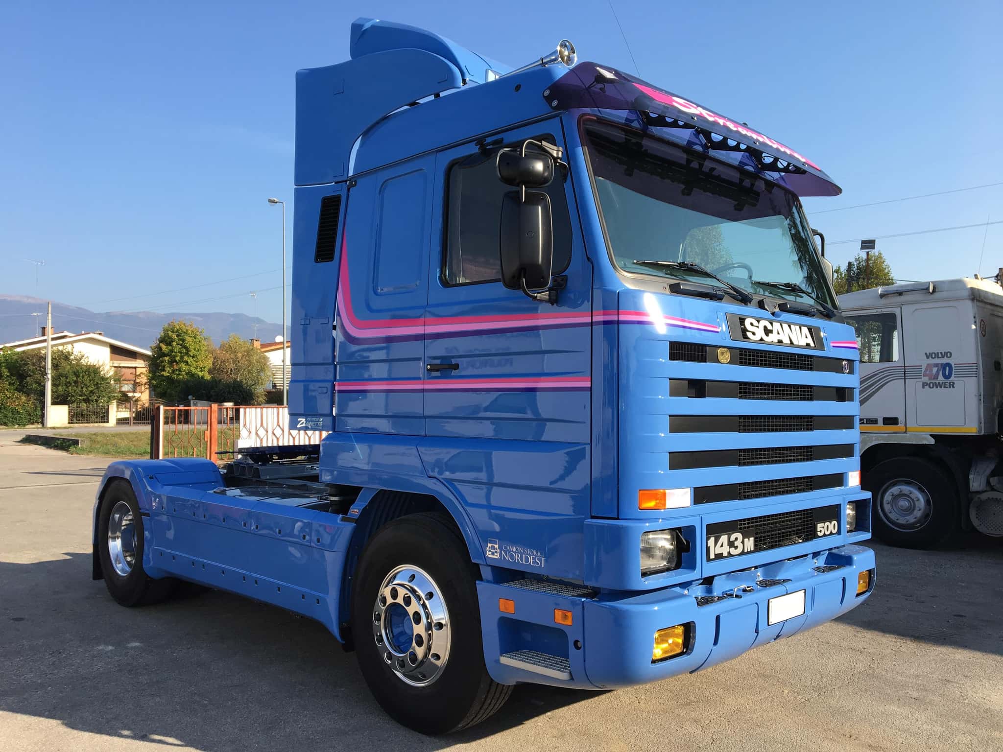 Scania 143M 500 blu d'epoca con restauro ultimato
